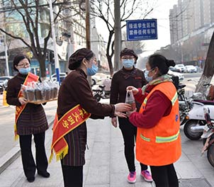 新利(中国)官方青年文明号为环卫工送奶茶