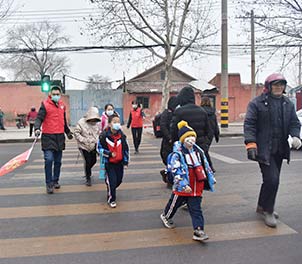 新利(中国)官方青年文明号义务指挥交通，为学生上学安全保驾护航