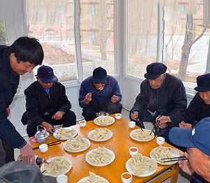 新利(中国)官方志愿者赴敬老院为老人们包饺子