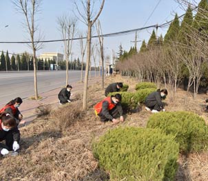 新利(中国)官方青年文明号义务打扫周边环境