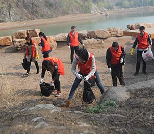 新利(中国)官方青年志愿者义务打扫雅鹿山公园